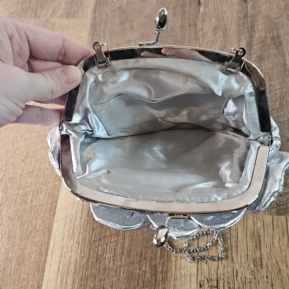 Vintage Silver Flower Handbag - Picture 4 of 4